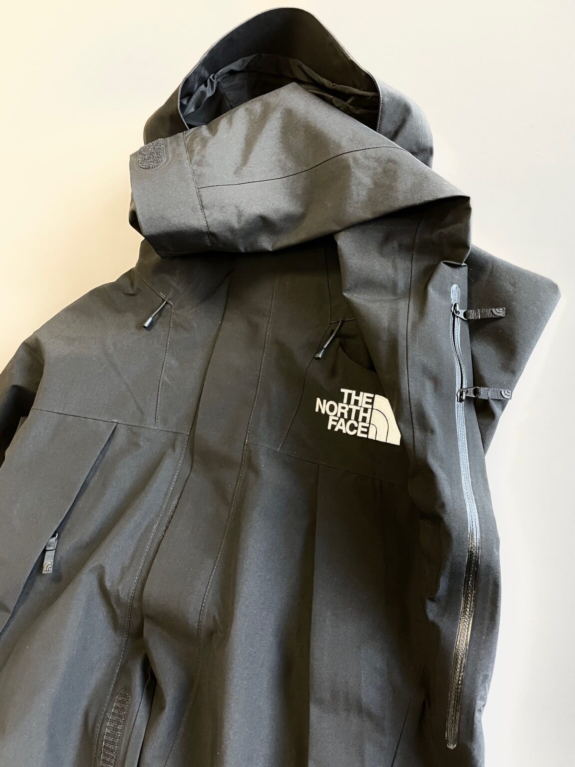 【レビュー】ザ ノースフェイスのマウンテンジャケットは真冬の雨もOK！汎用性抜群・最強シェルジャケット